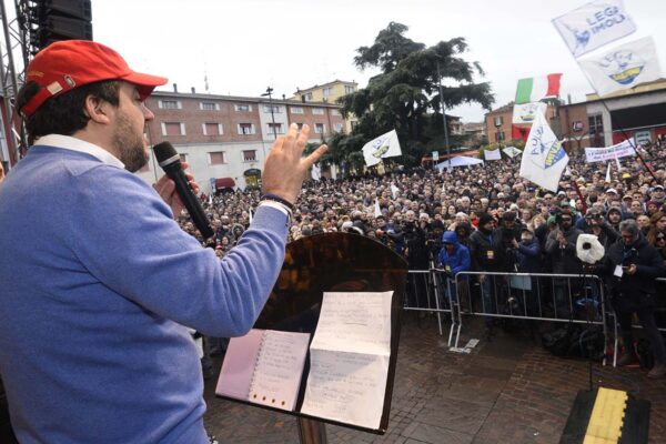 מתאו סלביני ,מפלגת הליגה הצפונית, בעצרת בחירות במחוז אמיליה-רומאניה באיטליה, ינואר 2020 (Stefano Cavicchi/LaPresse via AP)
