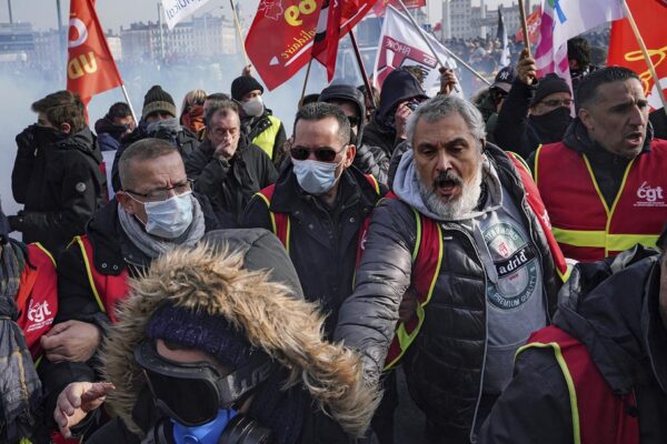 מחאה בליון, צרפת. 24 בינואר 2020. (AP Photo/Laurent Cipriani)