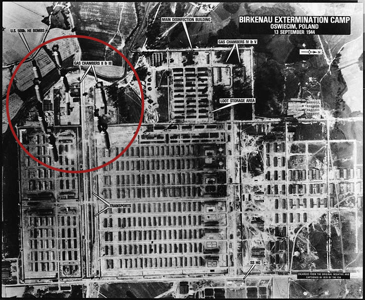 צילום אוויר בעת הפצצת בעלות הברית את מפעלי התעשייה בקרבת אושוויץ-בירקנאו. הפגזים נראים בפינה השמאלית העליונה של התמונה, ב-13 בספטמבר 1944 (צילום: USAAC; National Archives/United States Holocaust Memorial Museum/ ויקימדיה)