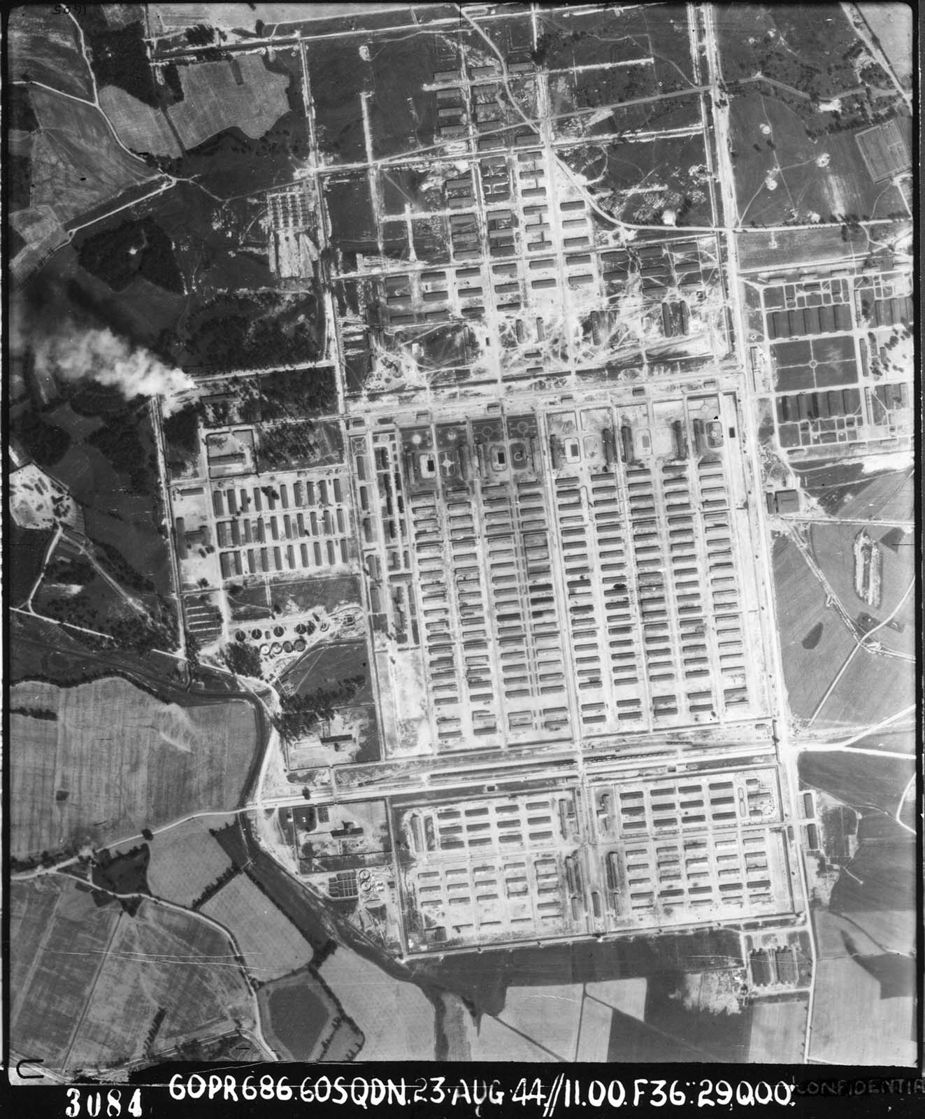 צילום אוויר של בירקנאו, 1944. מחנה BI נמצא בתחתית התמונה; אזור &quot;קנדה&quot; והזאונה בצד שמאל (צולם על ידי חיל האוויר המלכותי ב-1944) (צילום: 60. Sqad. SAAF, Sortie No. 60/PR288/ ויקימדיה)