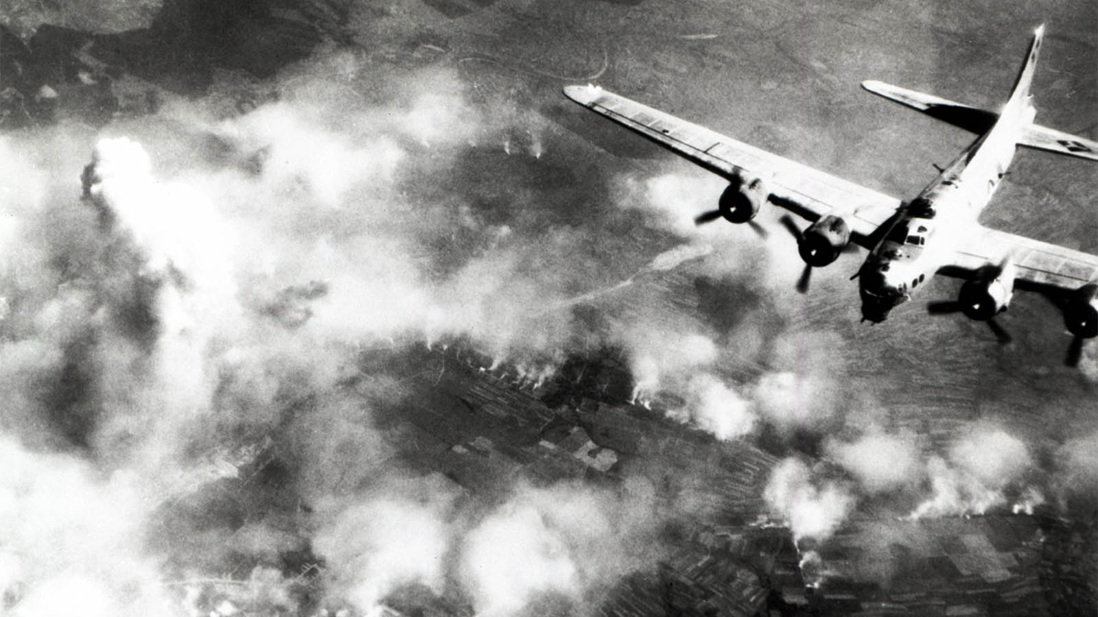 אחת מארבעת התקפות האוויר שביצעו בעלות הברית על מתחמי התעשייה בקרבת מחנה ההשמדה אושוויץ-בירקנאו. בתמונה, מפציץ B-17 של צבא ארה&quot;ב (גטי אימאג')