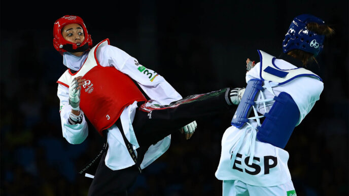 לוחמת הטקוואנדו קימיה אליזדה (באדום) מייצגת את איראן באולימפיאדת ריו 2016 (Photo by Amin Mohammad Jamali/Getty Images)
