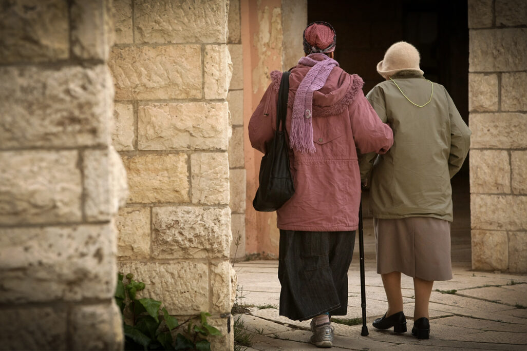 Elderly people walk together down the street on a cold winter day in Jerusalem. Archive.  (Photograph: Kobi Gideon / Flash90, Archived).
