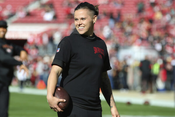 קייטי סוורס, מאמנת San Francisco 49ers ב-NFL. דצמבר 2019. (AP Photo/John Hefti)