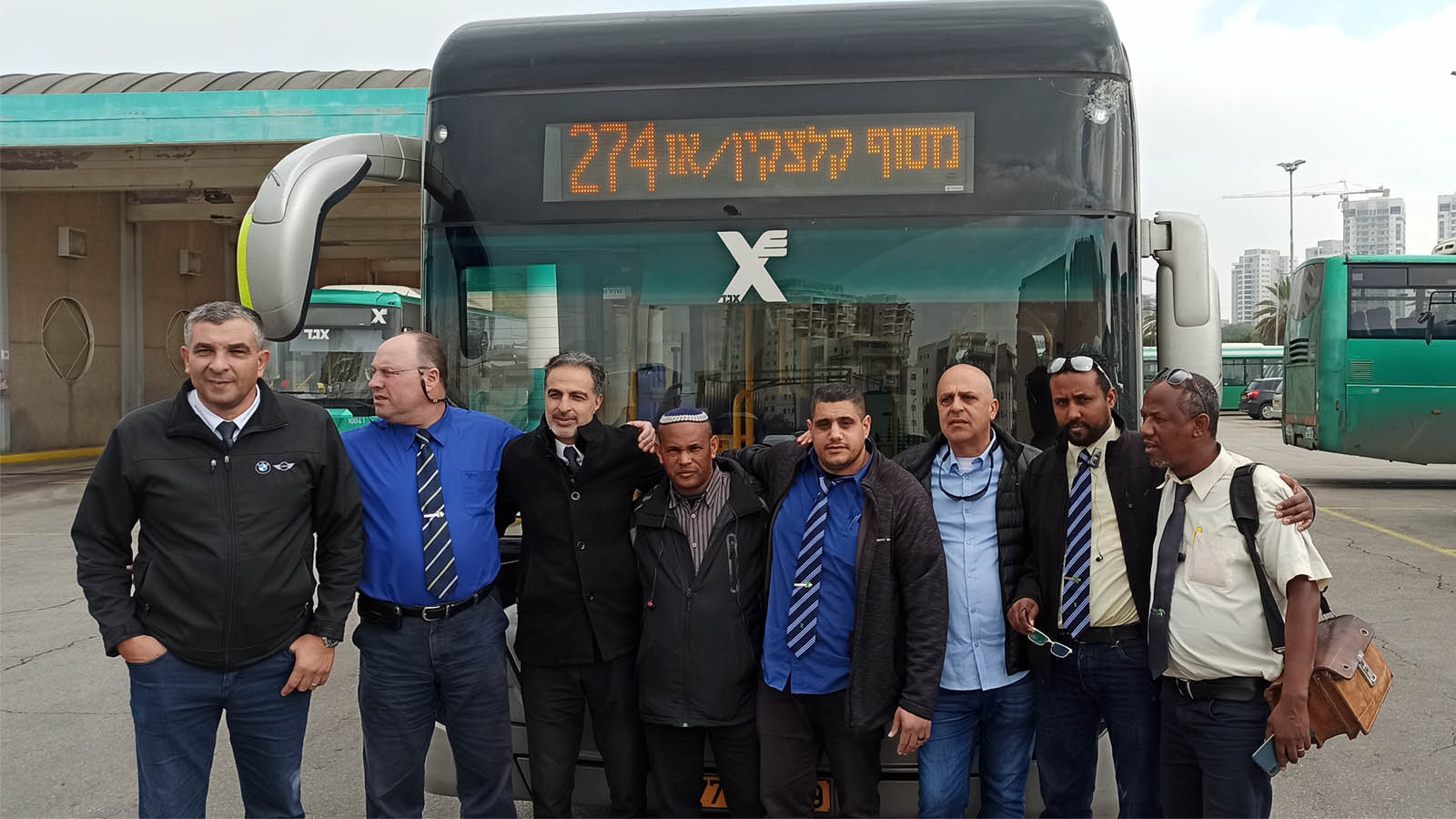 Drivers of Egged in Rehovot. Center: Tovia Nagusa, the driver who was attacked (Photograph: Nizzan Tzvi Cohen)