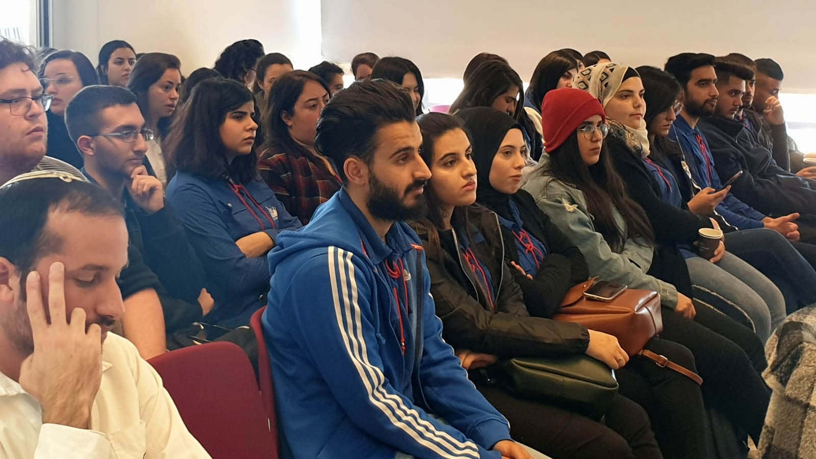 وقد دُعي المشاركون في مؤتمر المتطوعين للخدمة الوطنية المدنية في ياد فاشيم للاحتفال باليوم العالمي للمحرقة (كل التقدير لـ: المتحدثون باسم يد فاشيم)