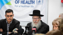 שר הבריאות יעקב ליצמן ומנכ"ל משרד הבריאות משה בר סימן טוב במסיבת עיתונאים על מגפת הקורונה. 30 בינואר 2020 (צילום: אבשלום ששוני/פלאש90)