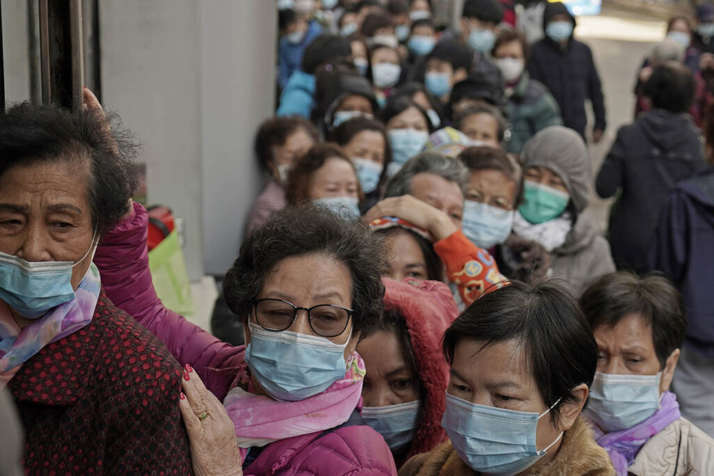 נשים ברחובות הונג קונג עם מסכות על פנים מחשש מפני גניף הקורונה. 30 בינואר 2020 (AP Photo/Kin Cheung)