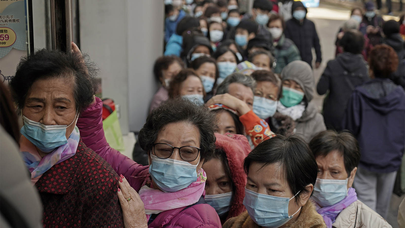 اشخاص في شوارع هونج كونج مع أقنعة وجه خوفًا من وباء الكورونا. 30 يناير 2020. "إن الطاعة هي سمة منخفضة جدًا للإسرائيليين وهي قوية جدًا في الشرق". (AP Photo/Kin Cheung)