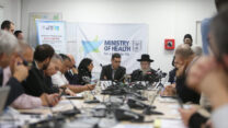 ישיבה של הצוות לטיפול במגפות, באגף לשעת חירום של משרד הבריאות (צילום: דוברות משרד הבריאות)