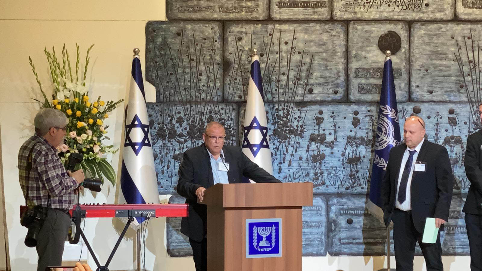 رئيس الهستدروت أرنون بار دافيد يوقع اتفاقية نيابة عن الهستدروت والعمال في إسرائيل (تصوير: المتحدث باسم الهستدروت)