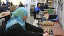עובדת פלסטינית במפעל סודה סטרים באזור תעשייה במעלה אדומים לפני שנסגר. פברואר 2014. ארכיון למצולמת אין קשר לכתבה. (צילום: נתי שוחט/פלאש90)
