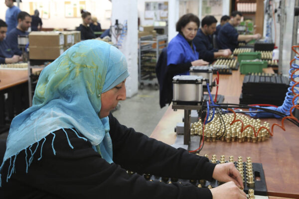 עובדת פלסטינית במפעל סודה סטרים באזור תעשייה במעלה אדומים לפני שנסגר. פברואר 2014. ארכיון למצולמת אין קשר לכתבה. (צילום: נתי שוחט/פלאש90)