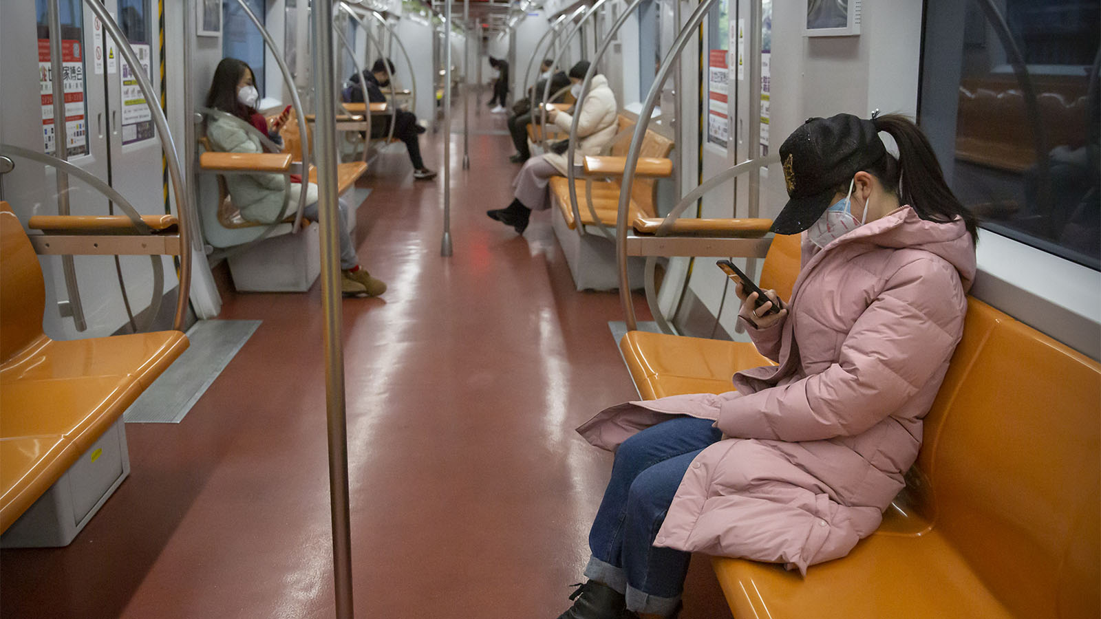 רכבת תחתית כמעט ריקה בבייג'ינג, סין. 3 בפברואר 2020. (AP Photo/Mark Schiefelbein)