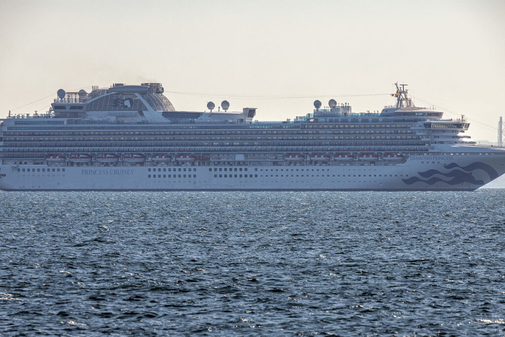 ספינת התענוגות "The Diamond Princess" עוגנת מחוץ לנמל יוקוהמה. 3,700 מטיילים ואנשי צוות נמצאים בבידוד  אחרי שגילו על הספינה עשרות חולים בנגיף הקורונה החדש. פברואר 2020 (Photo by Carl Court/Getty Images)