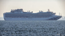 ספינת התענוגות "The Diamond Princess" עוגנת מחוץ לנמל יוקוהמה. 3,700 מטיילים ואנשי צוות נמצאים בבידוד  אחרי שגילו על הספינה עשרות חולים בנגיף הקורונה החדש. פברואר 2020 (Photo by Carl Court/Getty Images)