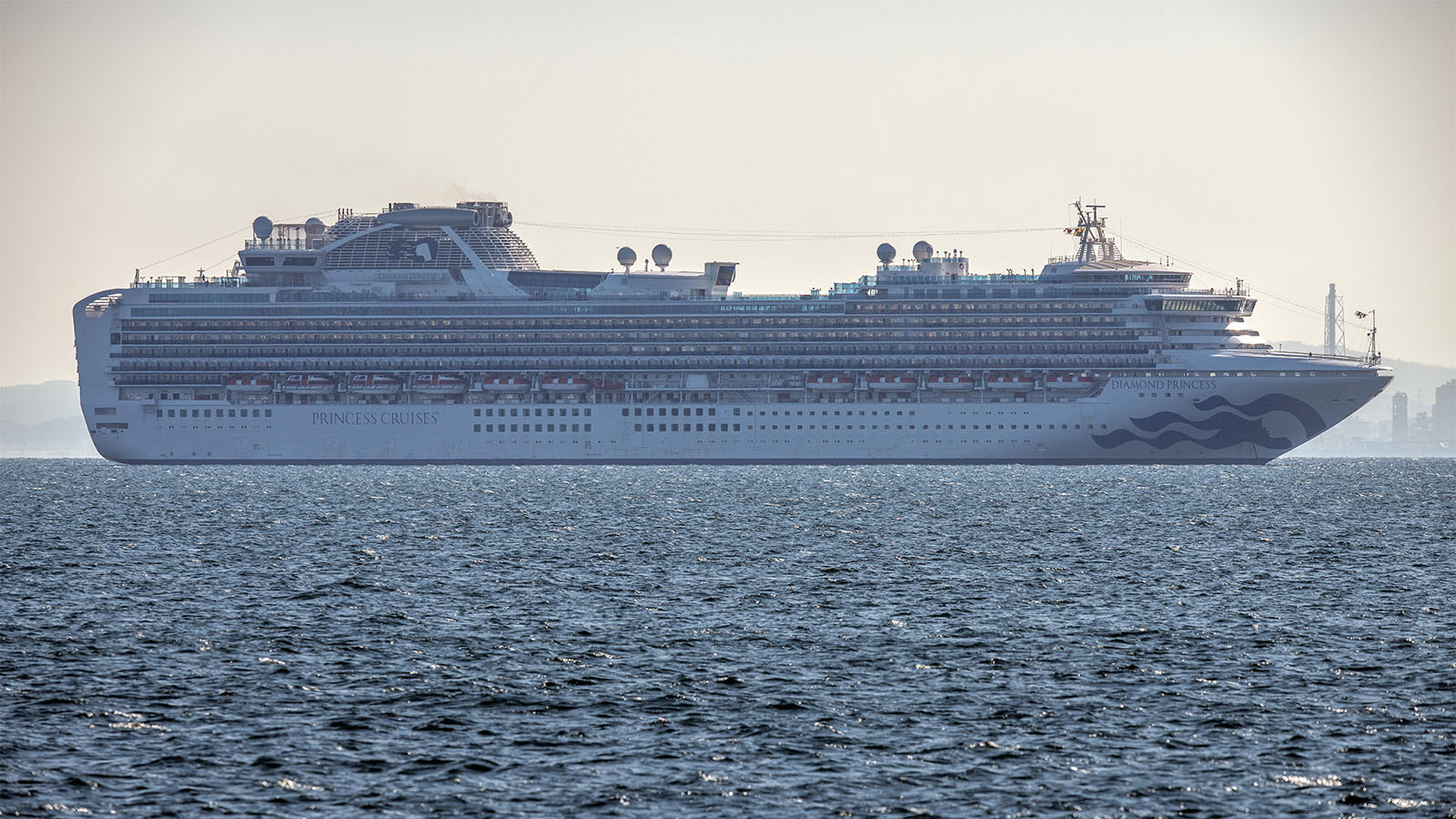 ספינת התענוגות &quot;The Diamond Princess&quot; עוגנת מחוץ לנמל יוקוהמה. 3,700 מטיילים ואנשי צוות נמצאים בבידוד אחרי שגילו על הספינה עשרות חולים בנגיף הקורונה החדש. פברואר 2020 (Photo by Carl Court/Getty Images)