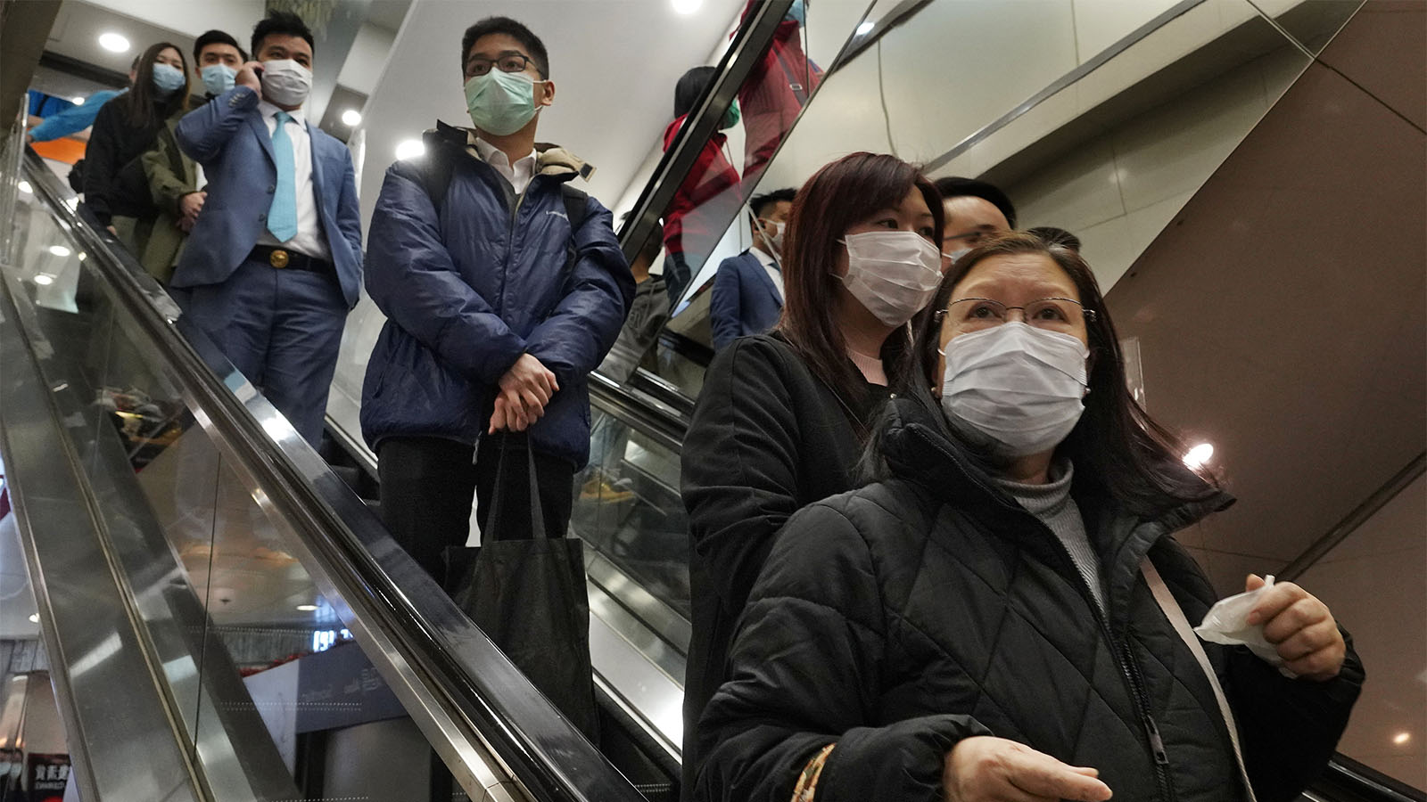 אנשים עם מסיכות מגן בקניון בהונג-קונג (AP Photo/Vincent Yu)
