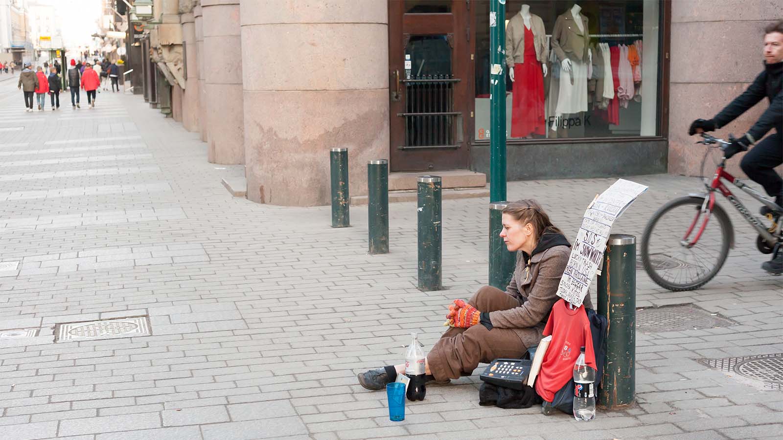 חסרת בית ברחובות הלנסיקי, פינלנד. מרץ 2014 (צילום: Aleksei Andreev / Shutterstock.com)