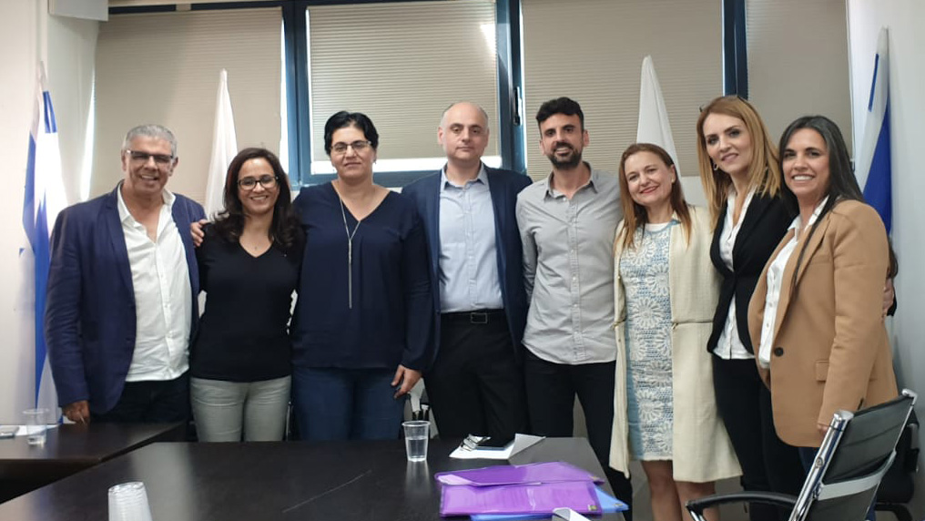 Signing a new employment agreement, left to right: Galit Haya Cohen- Regional Chair of Na'amat Women's Association, Yonit Dalal- Chair of Or Yehuda Workers' Committee, Leah Katz- Head of Or Yehuda Community Centers, Eliran Eliah- Deputy Mayor, Gil Bar-Tal- Histadrut Representative, Hannah Pizuati-Yossef- Chair of Community Center Workers' Union, Liat Shochat- Mayor, Ofer Hatocha- Histadrut Representative