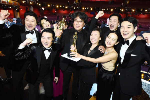 צוות היוצרים והשחקנים של הסרט הדרום קוריאני "פרזיטים" שגרף ארבעה פרסי אוסקר, כולל פרס הסרט הטוב ביותר (Photo by Matt Petit - Handout/A.M.P.A.S. via Getty Images)
