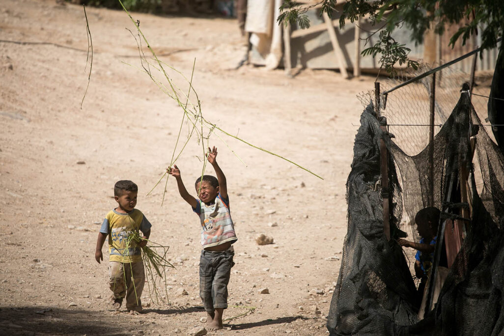 أطفال بدو يلعبون في قرية غير معترف بها. صورة من الأرشيف، لا علاقة للمتصورين بالمقال. (تصوير: ميريام إلستر / فلاش 90).