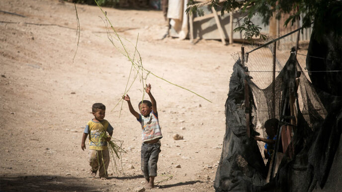 أطفال بدو يلعبون في قرية غير معترف بها. صورة من الأرشيف، لا علاقة للمتصورين بالمقال. (تصوير: ميريام إلستر / فلاش 90).