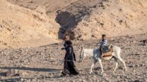 ילד ואישה בדואית. צילום ארכיון, למצולמים אין קשר לכתבה (צילום: shutterstock).