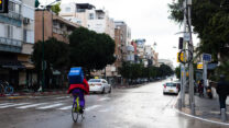 שליח "Wolt" בתל אביב (צילום: elbud / Shutterstock.com)