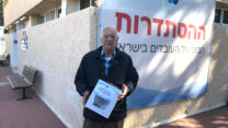 (קשישים וגמלאים מקבלים תרוני חימום במסגרת מבצע ההסתדרות (צילום: אגף הדוברות בהסתדרות)