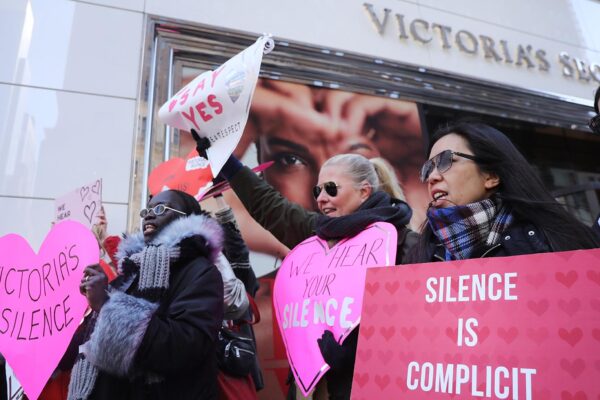 הפגנת דוגמניות מול חנות של ויקטוריה'ס סיקרט במחאה על תקיפות מיניות של דוגמניות במהלך עבודה עבור המותג. 14 בפברואר 2020 (Photo by Spencer Platt/Getty Images)