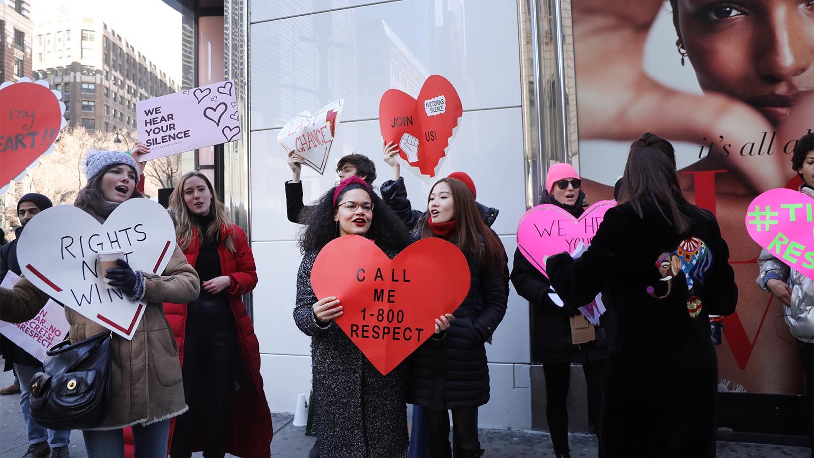 הפגנת דוגמניות מול חנות של ויקטוריה'ס סיקרט במחאה על תקיפות מיניות של דוגמניות במהלך עובדה עבור המותג. 14 בפברואר 2020 (Photo by Spencer Platt/Getty Images)