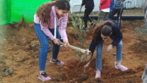 נטיעות בפארק השלום של ילדי בתי הספר אלמג'ד מטירה ושקד מרעננה (צילום: יניב שרון)