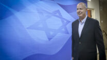 צחי הנגבי בדרך לישיבת ממשלה. (צילום: מארק ישראל שלם)