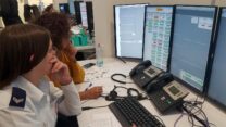 עדי אבוטבול (משמאל) ומירי אוטולנגי (מימין) בעמדה טלפונית ייעודית למענה על פניות בנושא נגיף הקורונה במוקד מד"א בקריית אונו. (צילום: דפנה איזברוך)