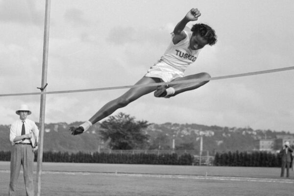 אליס קוצ׳מן קופצת לגובה (Getty images)
