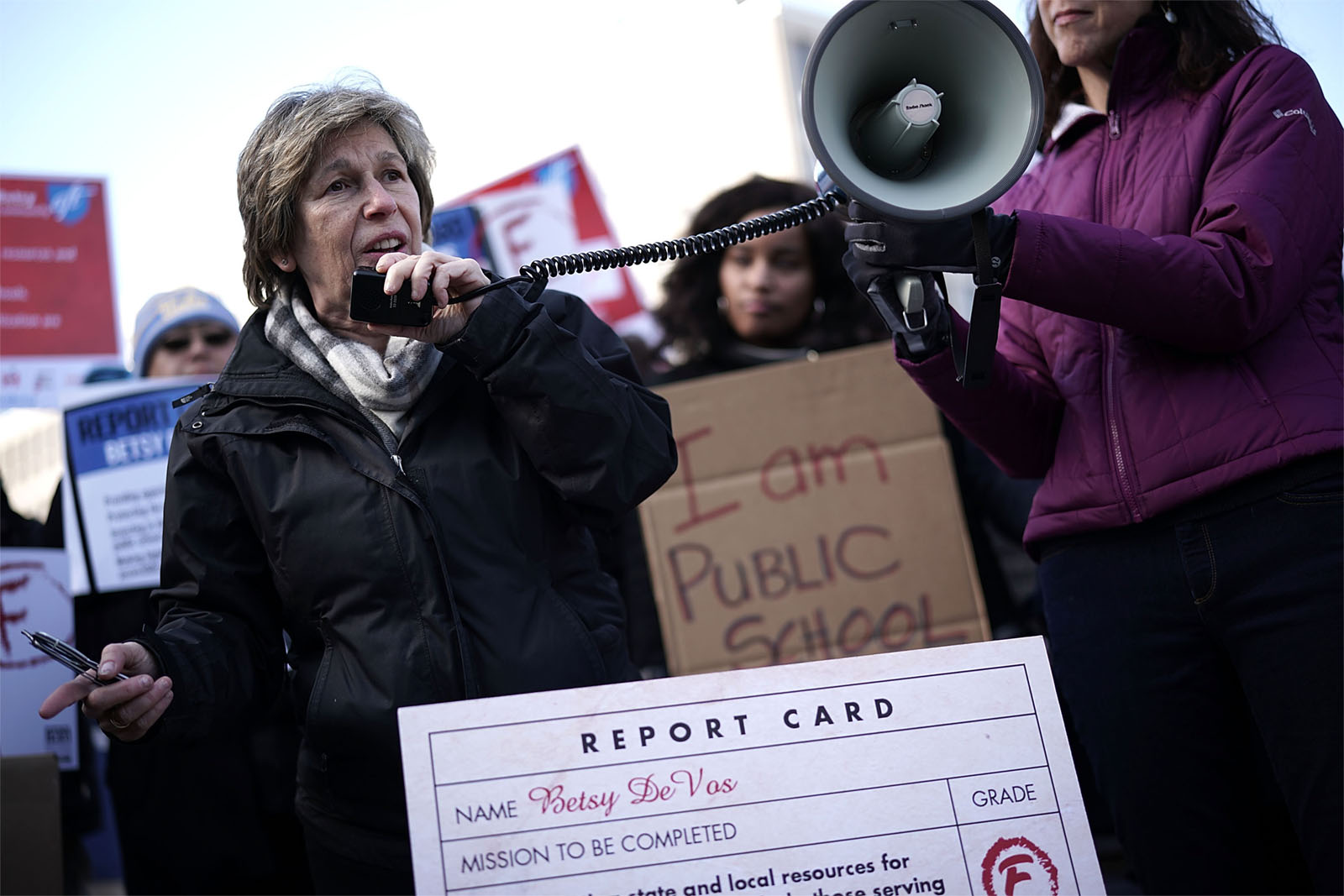 רנדי ויינגרטן נשיאת הפדרציה האמריקאית של המורים בהפגנה נגד מדיניות שרת החינוך בטסי דבוס. פברואר 2018 (Photo by Alex Wong/Getty Images)