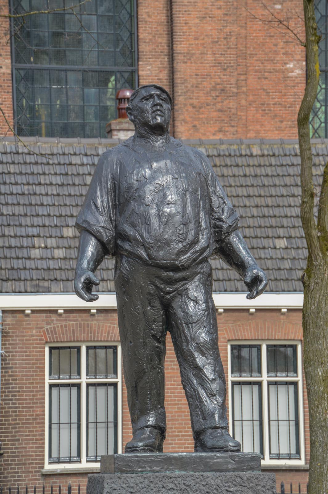 Mary Andriessen's monument in honor of the strike in 1952, depicting a dockworker (Photograph: DutchMen / Shutterstock.com)
