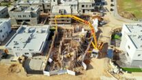 משאבת בטון באתר בנייה בראשון לציון. (צילום: Shutterstock)