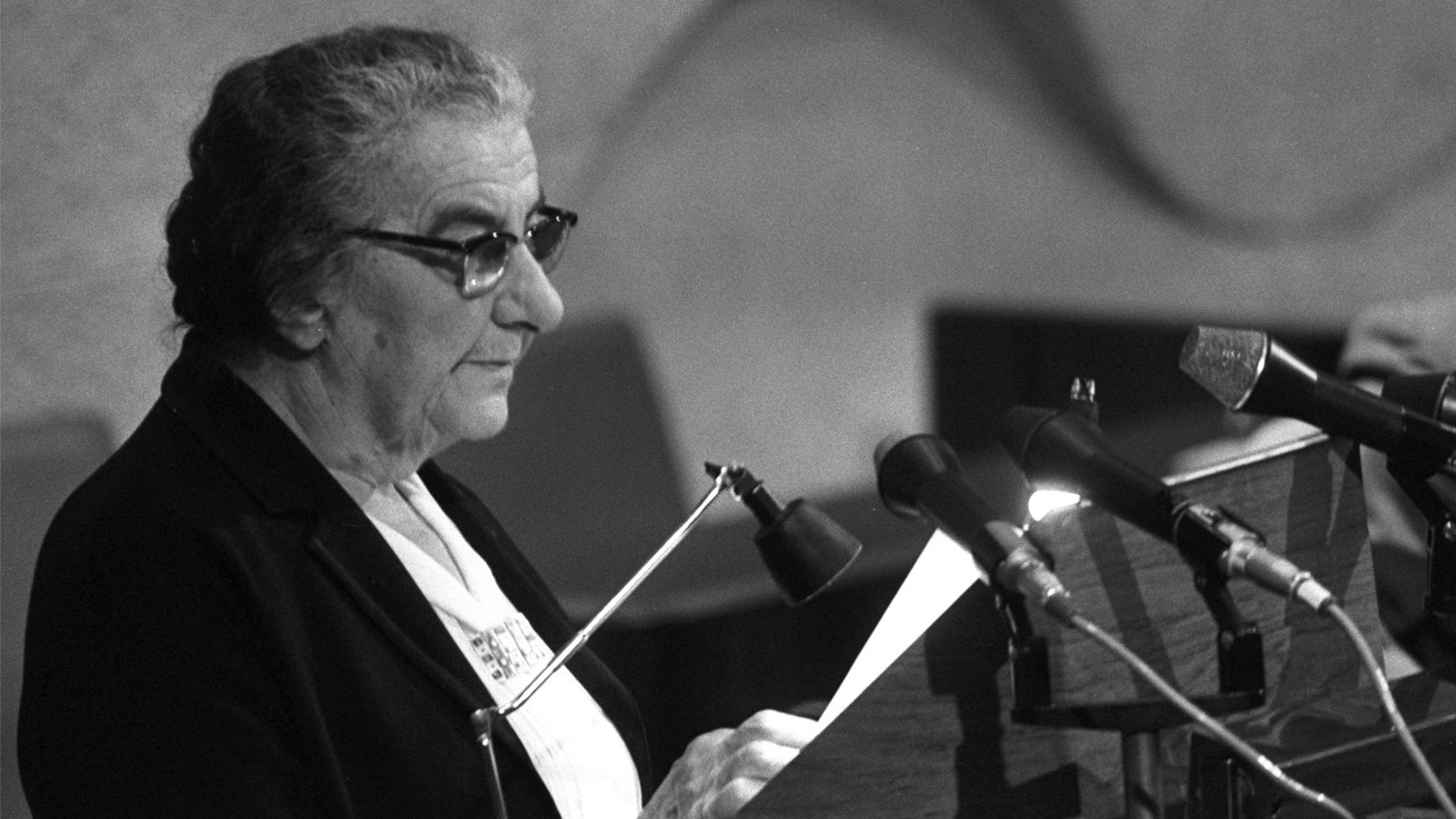 Prime Minister Golda Meir introducing the new government at a Knesset session in Jerusalem, 1974. (National Archive)