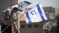 דגל ישראל על מרפסת בניין בירושלים (צילום: יונתן זינדל/פלאש90)