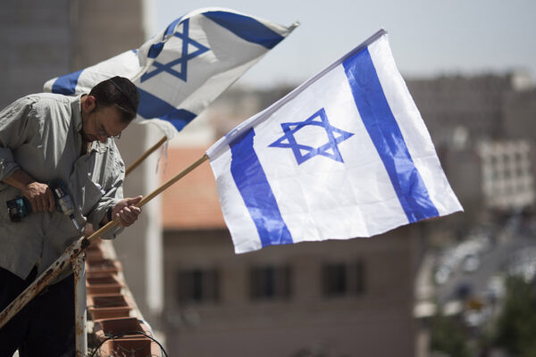 דגל ישראל על מרפסת בניין בירושלים (צילום: יונתן זינדל/פלאש90)