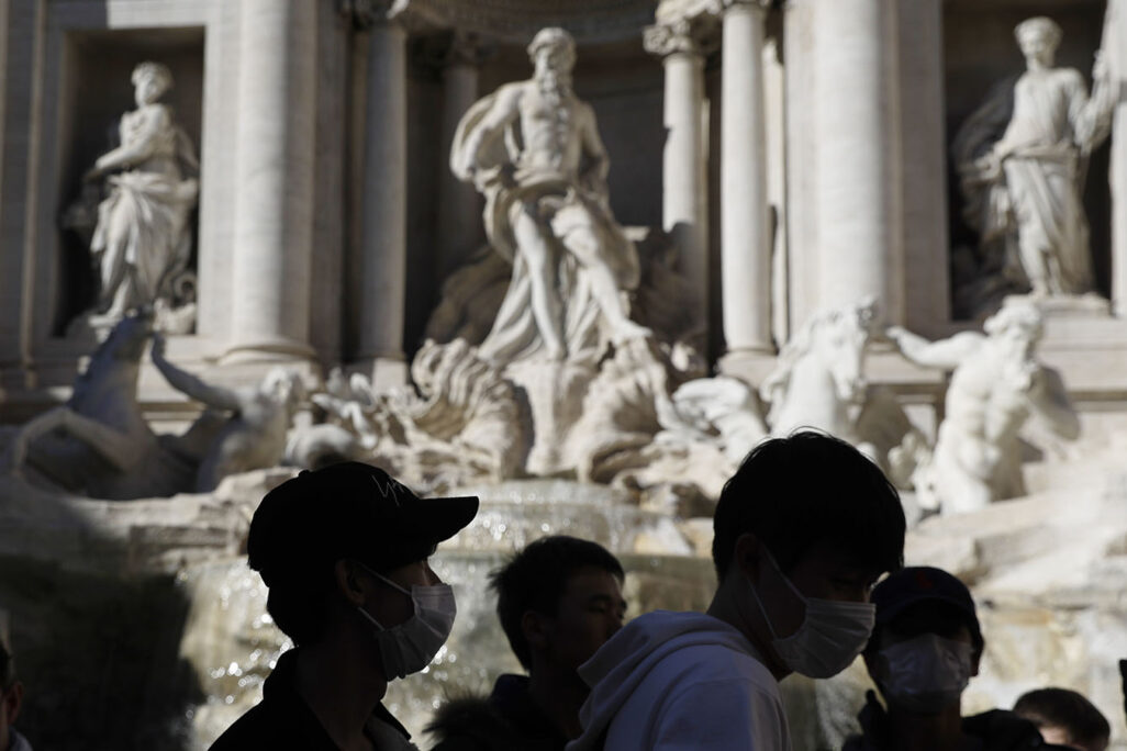 תיירים עם מסכות ברחובות רומא. 28 בפברואר 2020 (AP Photo/Gregorio Borgia)