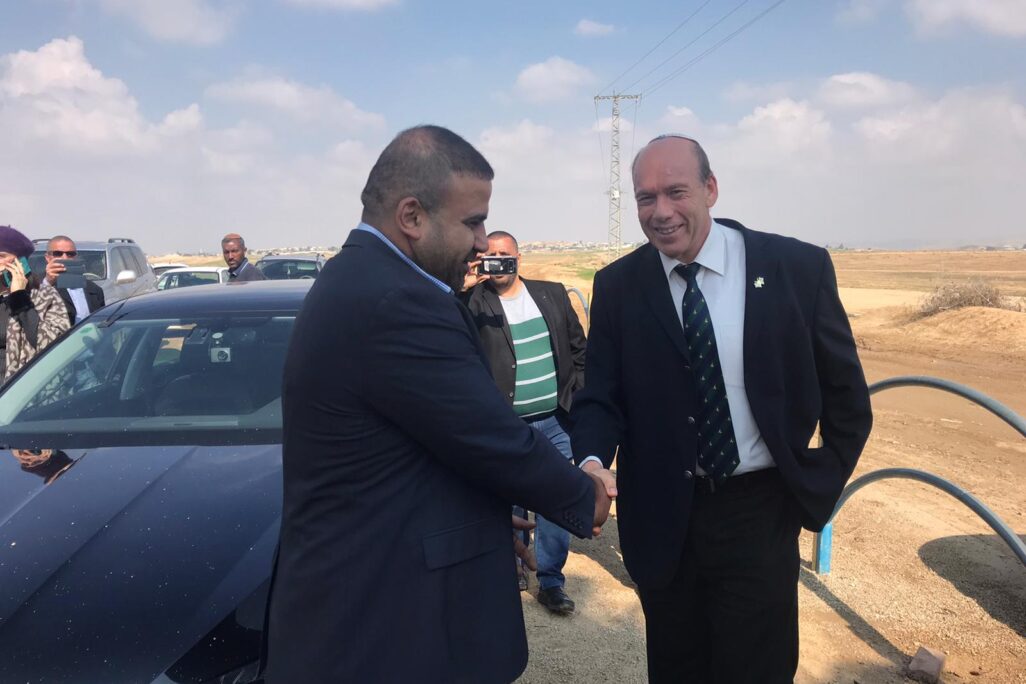 מבקר המדינה מתניהו אנגלמן (מימין) וראש המועצה האזורית אל-קסום סלאמה אל אטרש בביקורו של אנגלמן במועצה, 17 בפברואר 2020 (צילום: יחצ)