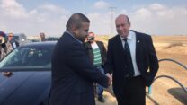 מבקר המדינה מתניהו אנגלמן (מימין) וראש המועצה האזורית אל-קסום סלאמה אל אטרש בביקורו של אנגלמן במועצה, 17 בפברואר 2020 (צילום: יחצ)