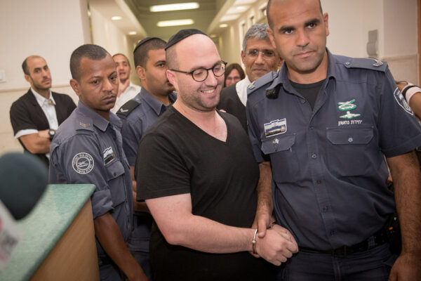 מתי בן דוד מובל באזיקים לבית המשפט המחוזי בירושלים, 2 ביולי 2017 (צילום: יונתן זינדל/פלאש90)