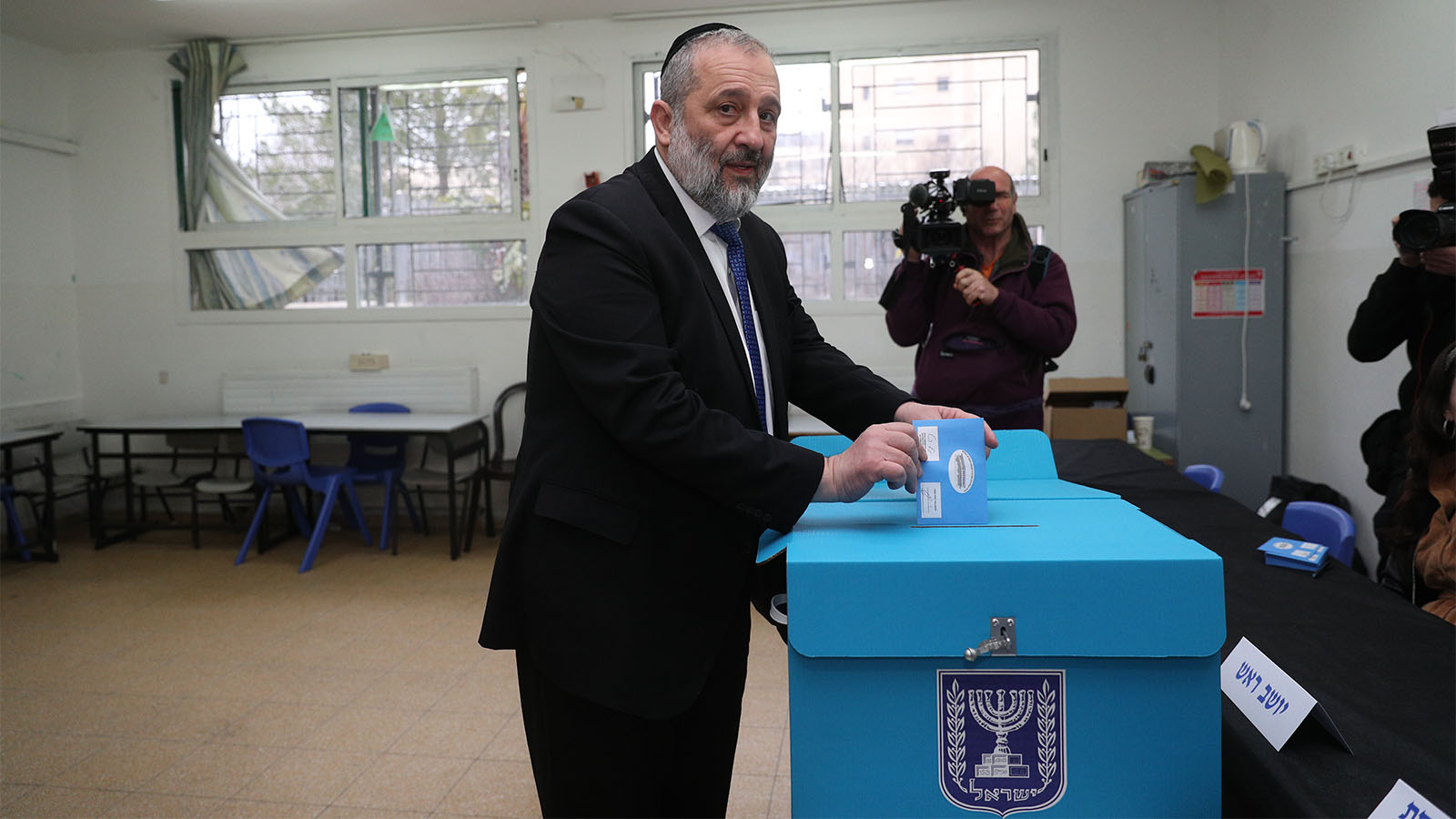 אריה דרעי מצביע בבחירות לכנסת ה23 בירושלים. 2 במרץ 2020. (צילום: יונתן זינדל/פלאש90)​