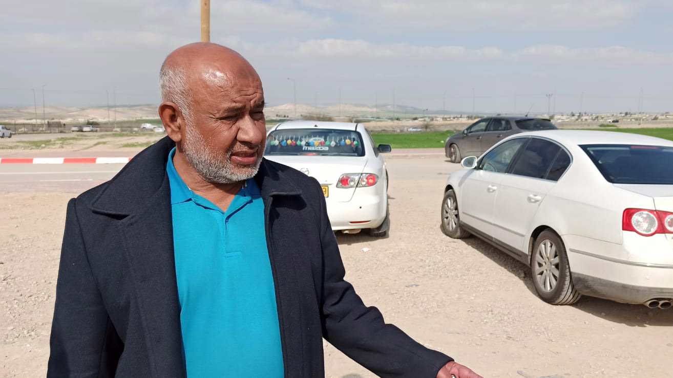 عطية الأعسم، رئيس المجلس الاقليمي للقرى غير المعترف بها​​ بجانب صندوق الاقتراع في أبو تلول (تصوير: نيتسان تسفي كوهين)