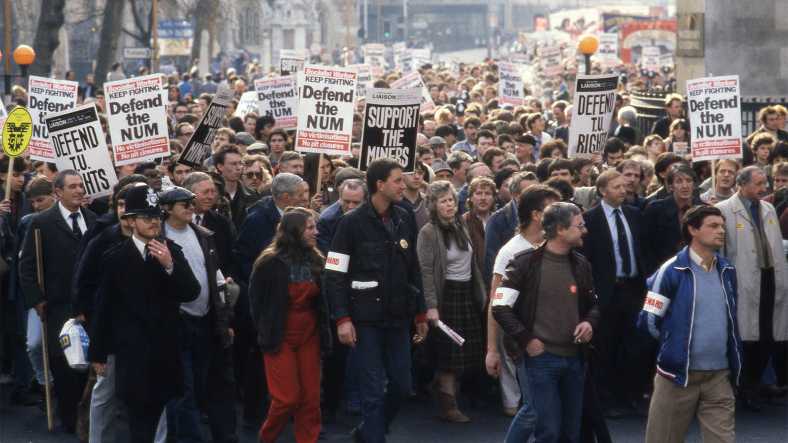 כורי פחם בהפגנה במהלך שביתת כורי הפחם בבריטניה. פברואר 1985 (AP Photo/John Redman)