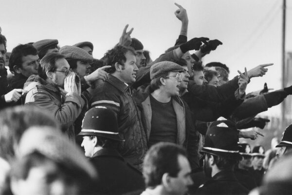 עימותים בין כורים לשוטרים בהפגנה במהלך שביתת הכורים בבריטניה. מרץ 1985 (Photo by Steve Eason/Getty Images)